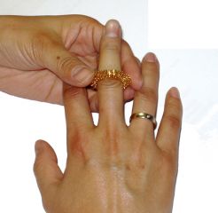 Fingermassage Ring goldfarbig